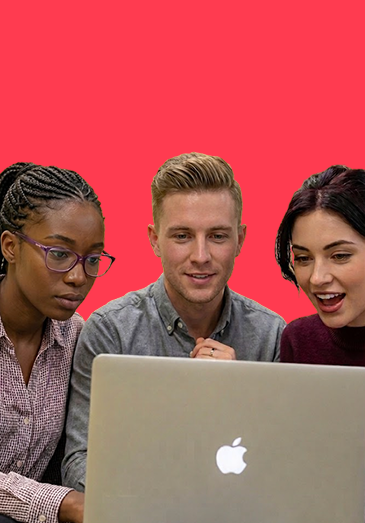 Drei junge Erwachsene arbeiten gemeinsam an einem Laptop